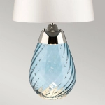 Mała lampa stołowa Lena – 2 źródła światła – Niebieskie szkło i biały abażur LENA-TL-S-BLUE-OWSS Elstead Lighting