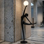 Lampa podłogowa WOMAN BALLERINA 210 cm - czarna figura tancerki z białym kloszem F9221 Step into design