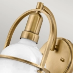 Kinkiet Somerset – 1 źródło światła – Opalowe szkło – Stary mosiądz QN-SOMERSET1-HB Elstead Lighting