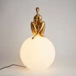 Lampa stołowa WOMAN-3 ,47 cm -złota figura, biały klosz - zdjęcie produktu