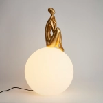 Lampa stołowa WOMAN-3 ,47 cm -złota figura, biały klosz - zdjęcie produktu