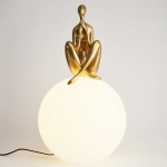 Lampa stołowa WOMAN-3 ,47 cm -złota figura, biały klosz - zdjęcie produktu