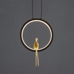 Lampa wisząca AMICI 27 cm - LED, mosiądz czarny ring z dekoracyjną złotą figurką - zdjęcie produktu