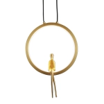 Lampa wisząca AMICI 27 cm - LED, mosiądz, złoty ring z dekoracyjną figurką - zdjęcie produktu