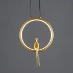 Lampa wisząca AMICI 27 cm - LED, mosiądz, złoty ring z dekoracyjną figurką - zdjęcie produktu