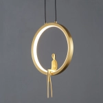 Lampa wisząca AMICI 27 cm - LED, mosiądz, złoty ring z dekoracyjną figurką - zdjęcie produktu