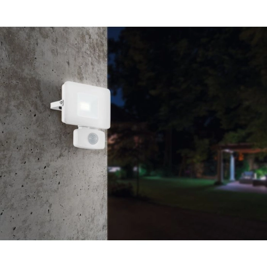 FAEDO 3 kinkiet zewnętrzny LED 10W 5000K naświetlacz z czujnikiem ruchu biały 33156 EGLO