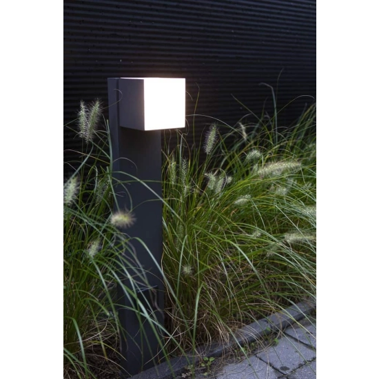 kinkiecik.pl Lampa stojąca z gniazdem elektrycznym CUBA 7193805118 IP54 LUTEC