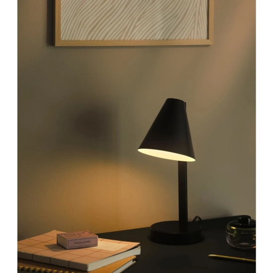 Czarna lampa stołowa Wilmer port USB-C 2512305003 Nordlux
