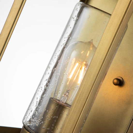 Średni kinkiet Atwater – 1 źródło światła – Przecierany mosiądz QN-ATWATER-M-PDB Elstead Lighting