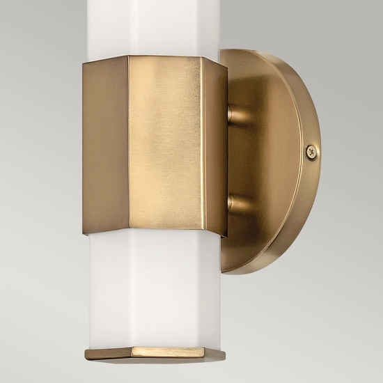 Kinkiet LED Facet – Stary mosiądz QN-FACET-LED1-HB-BATH Elstead Lighting
