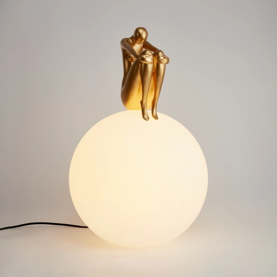 Lampa stołowa WOMAN-2 ,47 cm -złota figura, biały klosz - zdjęcie produktu