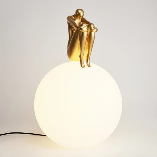 Lampa stołowa WOMAN-2 ,47 cm -złota figura, biały klosz - zdjęcie produktu