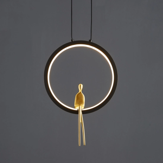 Lampa wisząca AMICI 27 cm - LED, mosiądz czarny ring z dekoracyjną złotą figurką - zdjęcie produktu